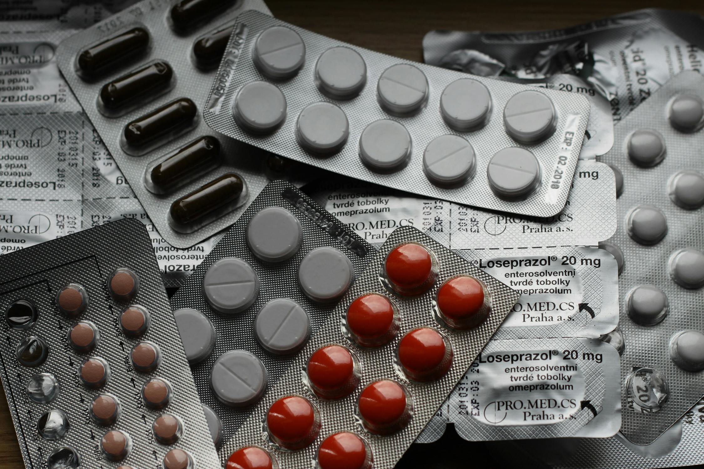Frascos de medicamentos com carimbo ‘PROIBIDO’ sobre passaporte – alerta para viajantes internacionais