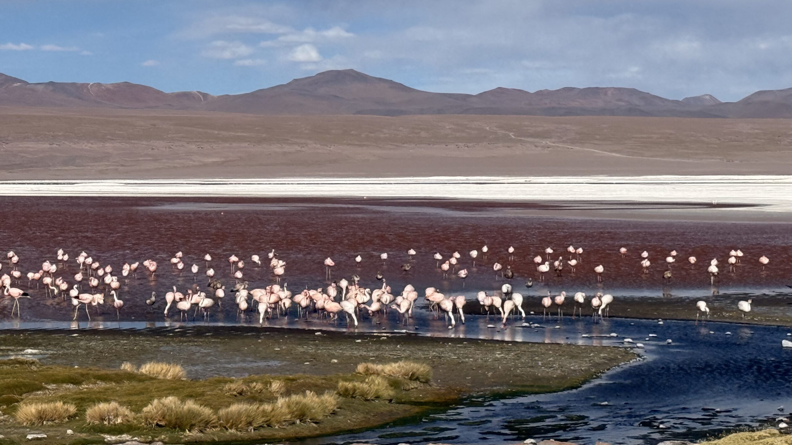Explore o Atacama e o Salar de Uyuni com conforto e exclusividade, incluindo hotéis selecionados e paisagens surreais.
