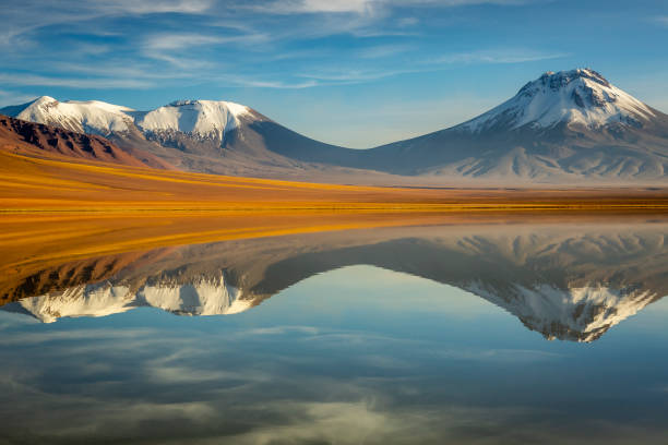 Explore o Atacama e o Salar de Uyuni com conforto e exclusividade, incluindo hotéis selecionados e paisagens surreais.
